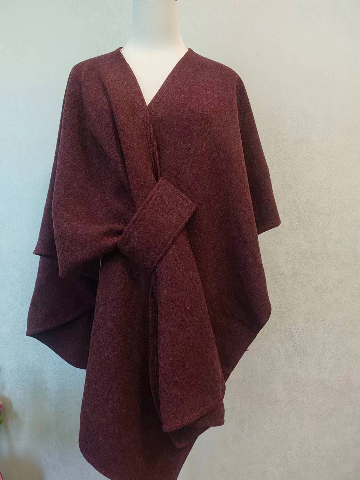 Cape Châle en Maille avec Col en Fourrure Synthétique et Pompons – vue 9 | Ma boutique pharaon