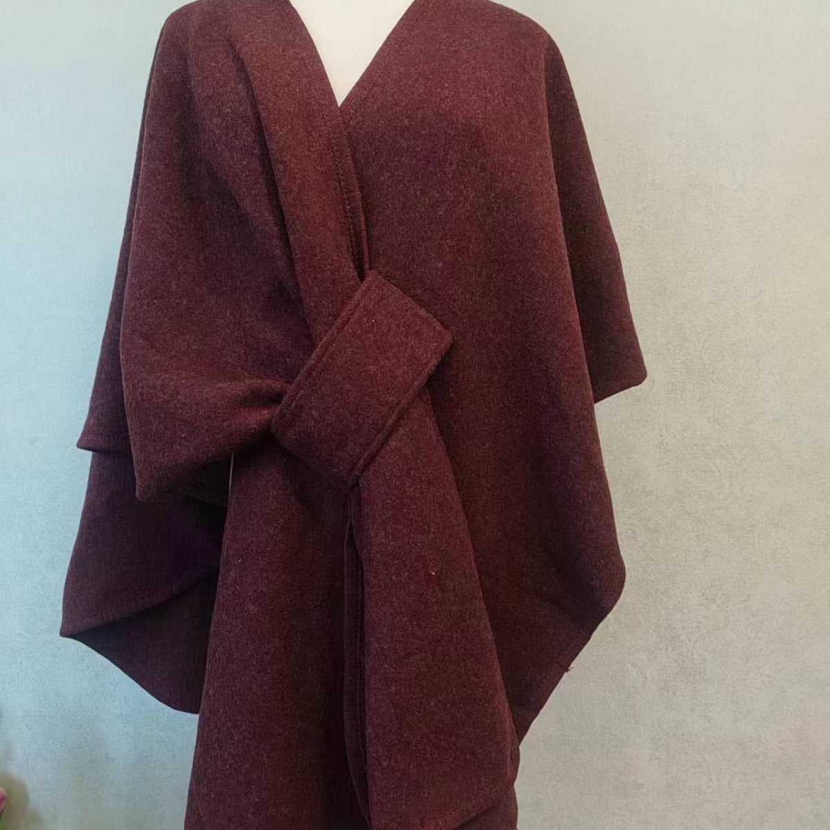 Cape Châle en Maille avec Col en Fourrure Synthétique et Pompons – vue 7 | Ma boutique pharaon