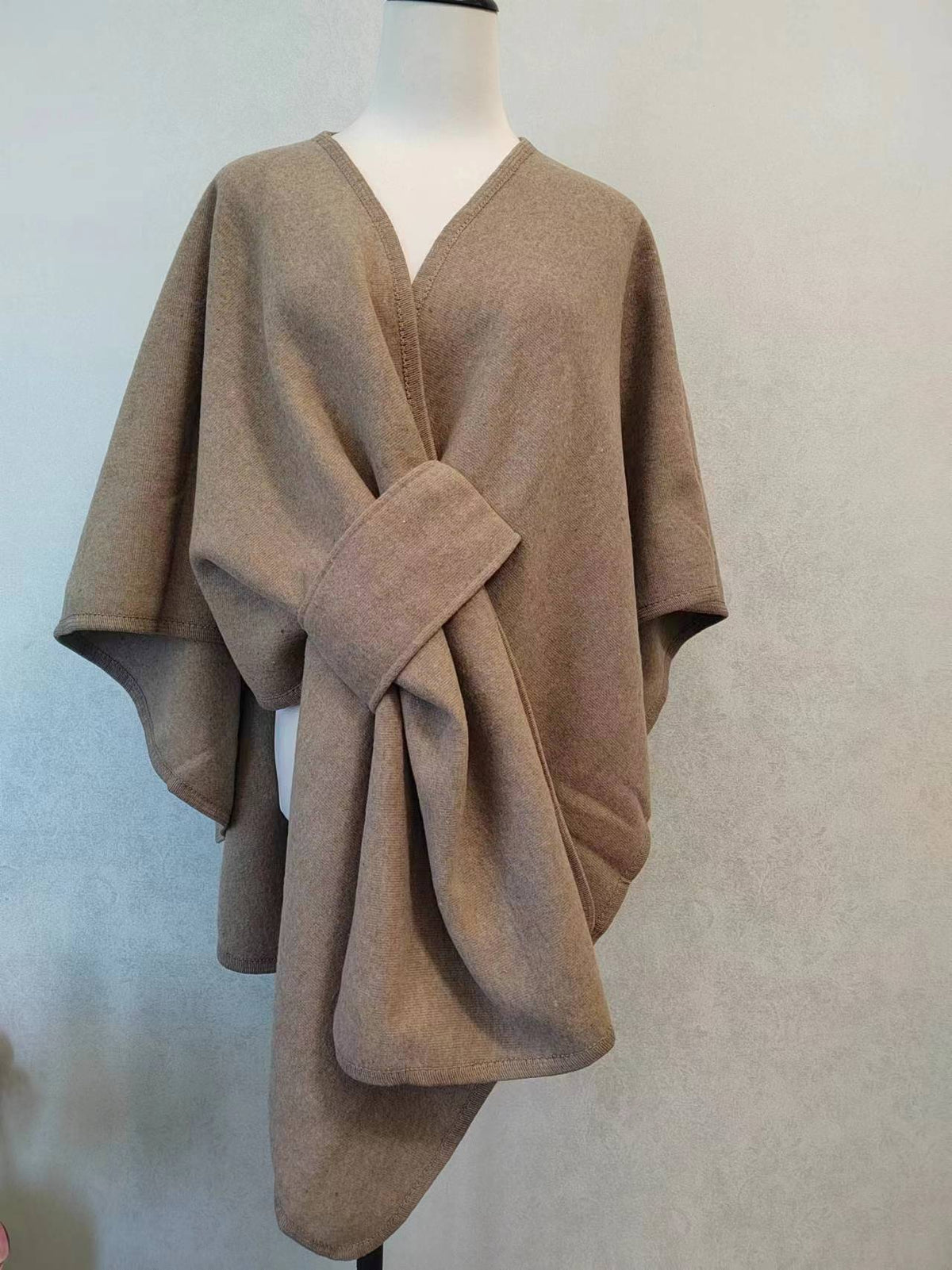 Cape Châle en Maille avec Col en Fourrure Synthétique et Pompons – vue 24 | Ma boutique pharaon