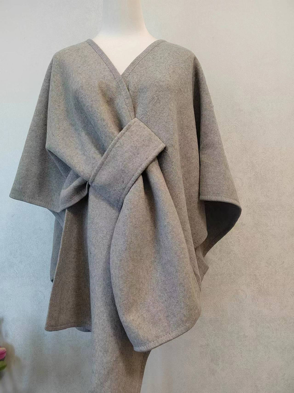 Cape Châle en Maille avec Col en Fourrure Synthétique et Pompons – vue 16 | Ma boutique pharaon
