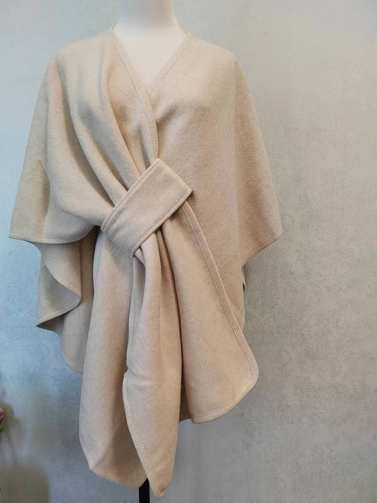 Cape Châle en Maille avec Col en Fourrure Synthétique et Pompons – vue 4 | Ma boutique pharaon