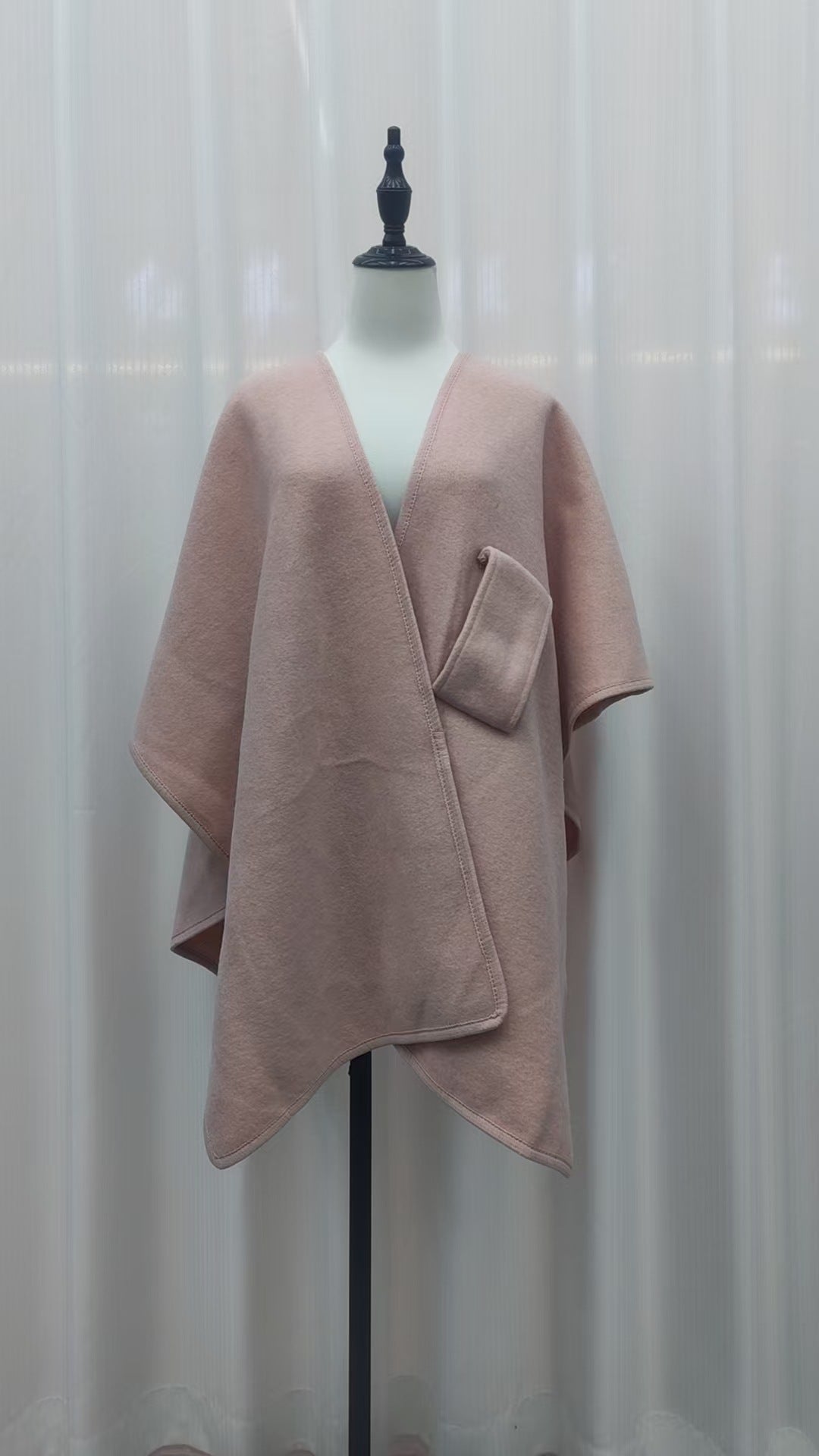 Cape Châle en Maille avec Col en Fourrure Synthétique et Pompons – vue 18 | Ma boutique pharaon