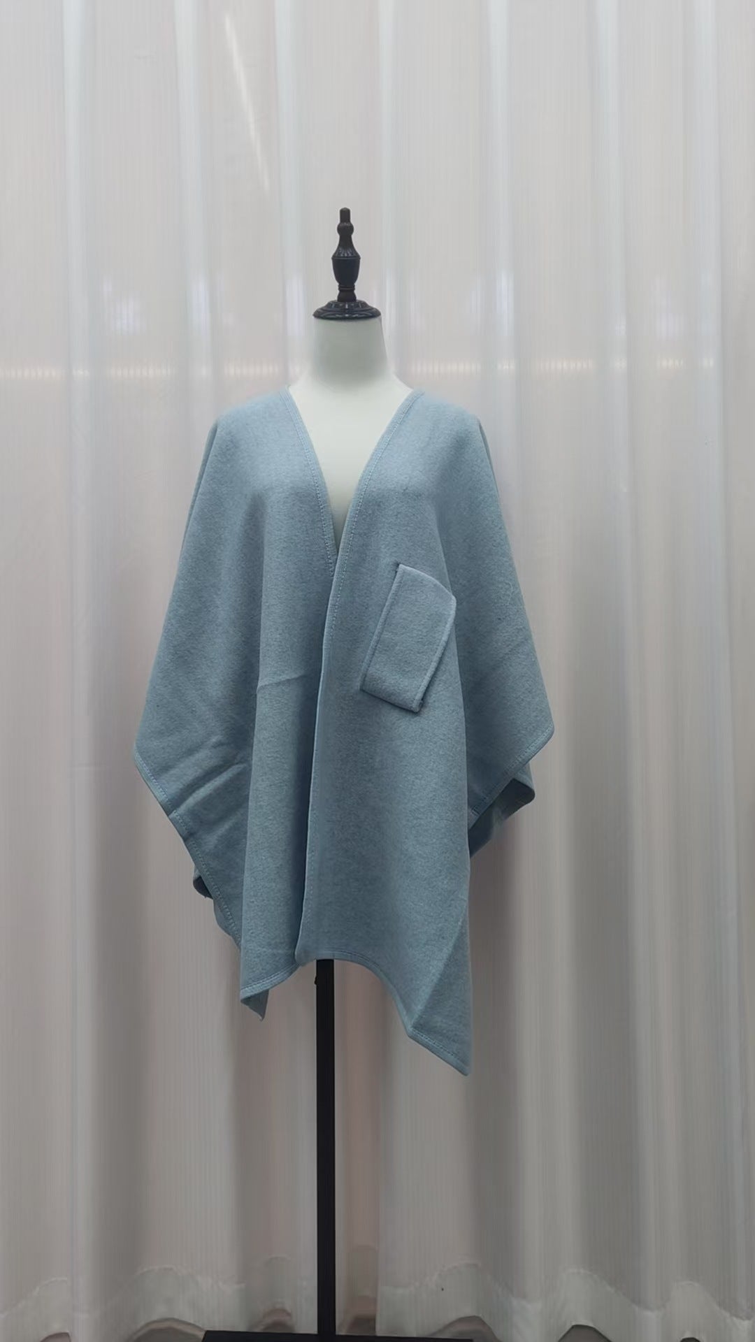 Cape Châle en Maille avec Col en Fourrure Synthétique et Pompons – vue 26 | Ma boutique pharaon